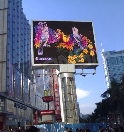 深圳賽博數(shù)碼廣場(chǎng)西北面圓弧室外全彩屏