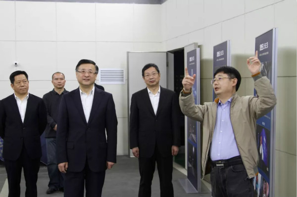 上海市委常委、市委政法委書記陳寅（中）、閔行區(qū)區(qū)委書記朱芝松（右二）、區(qū)委常委、政法委書記劉豫峰（左一）聽取上海三思總裁王鷹華（右一）介紹LED相關(guān)技術(shù)和產(chǎn)品