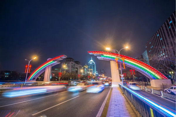 北京長(zhǎng)安街彩虹門新裝亮燈