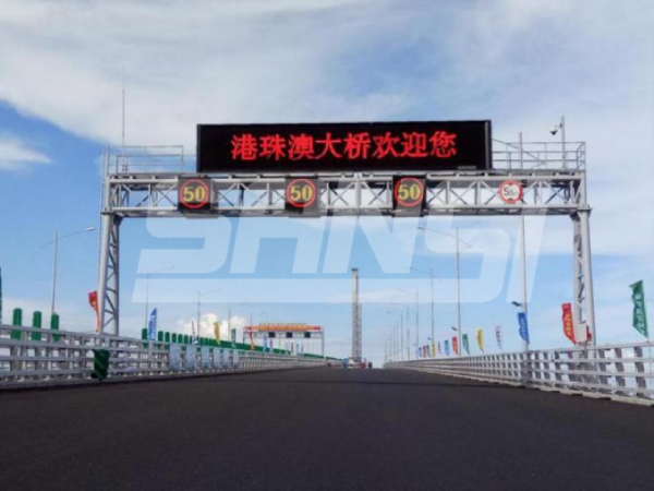 情報(bào)板,字體清晰,夜間可視性大幅提升