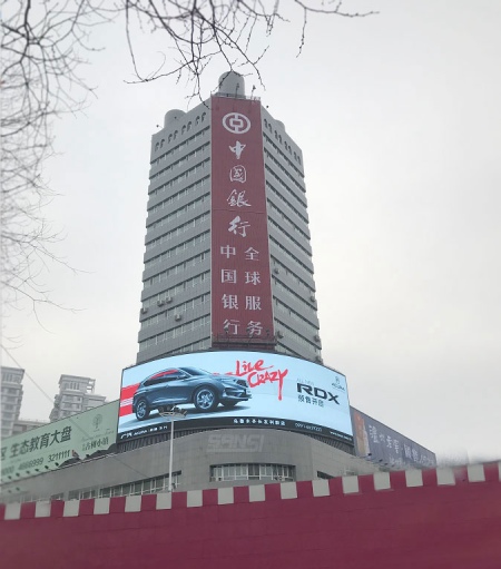 約314.5㎡ 新疆日?qǐng)?bào)室外LED弧形屏