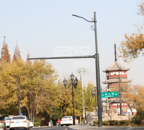 南通市區(qū)多桿合一：照明、監(jiān)控合桿（上海三思供應(yīng)）