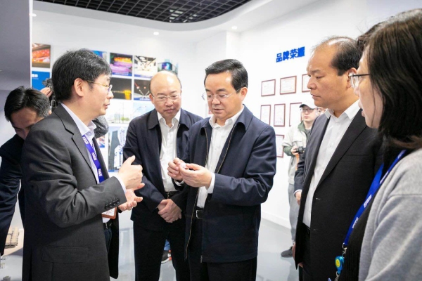 高興夫副省長等一行仔細了解三思陶瓷像素的研發(fā)和生產(chǎn)流程