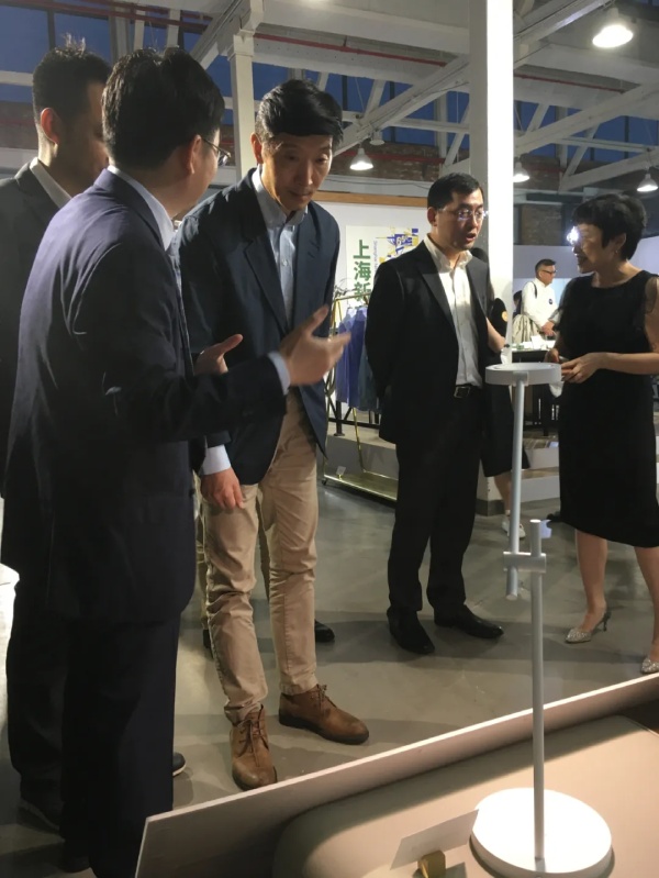 上海市市場監(jiān)督管理局局長陳學軍（中）等領導