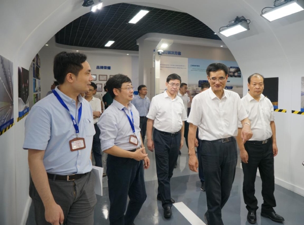 浙江省委常委、統(tǒng)戰(zhàn)部部長熊建平（右二）、金華市委書記陳龍（中），浦江縣委書記程天云（右）