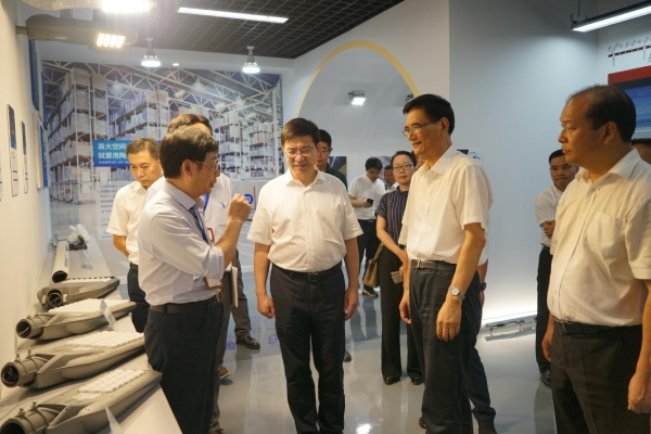 熊建平等領(lǐng)導一行參觀三思陶瓷像素路燈