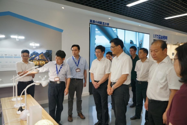 熊建平等領(lǐng)導一行參觀智能家居照明產(chǎn)品