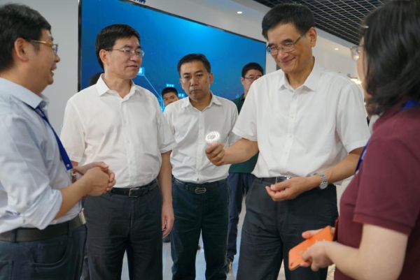 熊建平等領(lǐng)導一行仔細觀摩植物生長燈