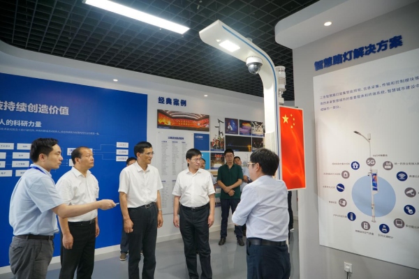 熊建平等領(lǐng)導一行觀摩智慧路燈