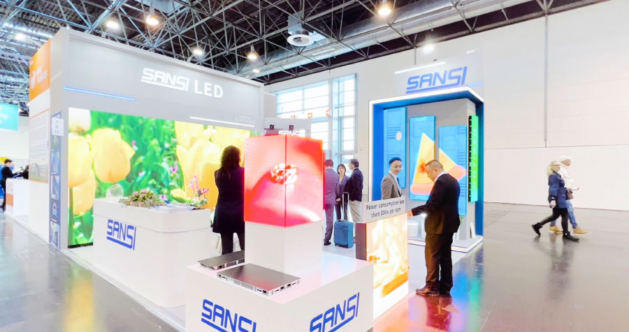 新零售門店,采用,透明LED屏,打造,虛實融合,櫥窗