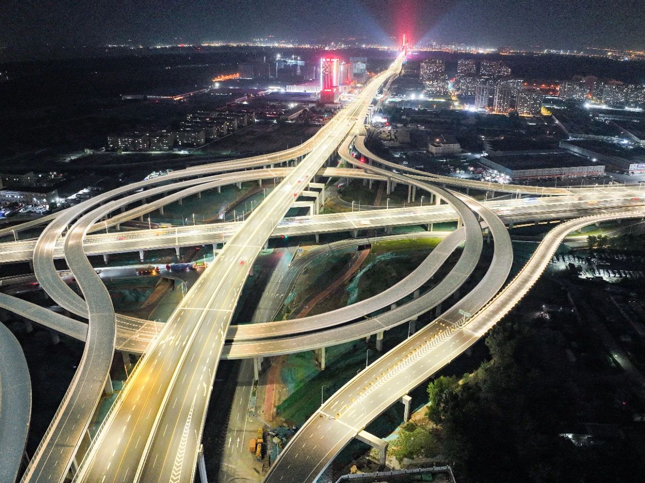 三思,創(chuàng)新,低位照明,照明技術(shù),點亮,濟南零點立交工程