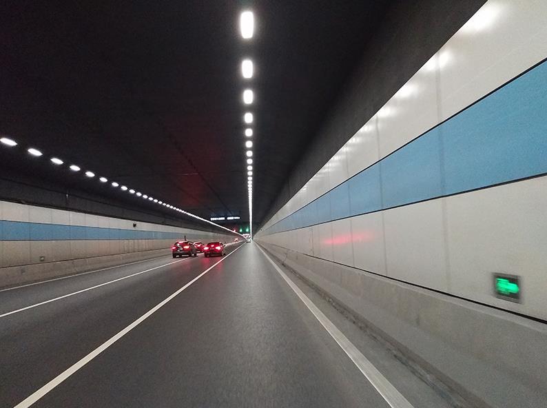 LED隧道燈,升級高速路網(wǎng),顯著提升,行車安全能見度